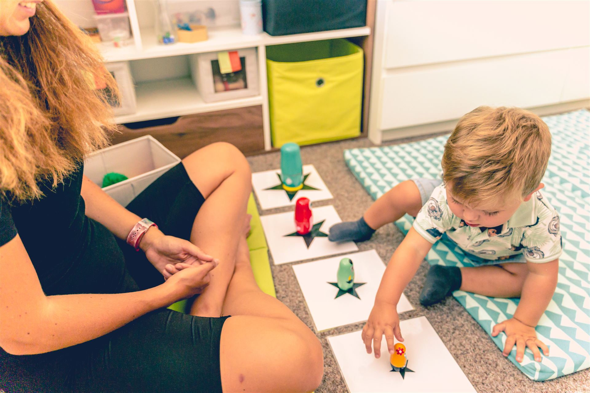Práca s výučbovými kartami a Montessori pomôckami na lekcii PlayWisely